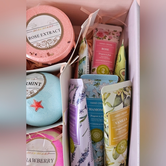 Kiytarboo Handcream, Bath Bomb & Shower Steamer Gift Set- NEW IN BOX - Picture 4 of 5